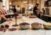 Barry Callebaut : volumes en baisse chez les artisans, stratégie recentrée Pistoles de chocolat de couverture noir et lait en laboratoire