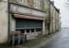 Défaillances au 3e trimestre 2026 : la restauration et le commerce alimentaire toujours sous pression Boutique de glace fermée en hiver, chaises empilées en terrasse