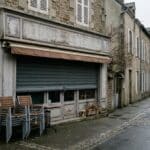 Défaillances au 3e trimestre 2026 : la restauration et le commerce alimentaire toujours sous pression Boutique de glace fermée en hiver, chaises empilées en terrasse