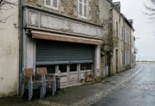 Défaillances au 3e trimestre 2026 : la restauration et le commerce alimentaire toujours sous pression Boutique de glace fermée en hiver, chaises empilées en terrasse