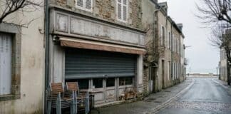 Défaillances au 3e trimestre 2026 : la restauration et le commerce alimentaire toujours sous pression Boutique de glace fermée en hiver, chaises empilées en terrasse