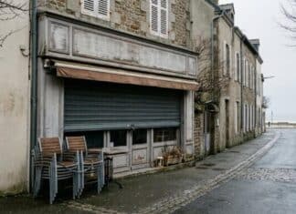 Défaillances au 3e trimestre 2026 : la restauration et le commerce alimentaire toujours sous pression Boutique de glace fermée en hiver, chaises empilées en terrasse