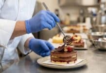 MOF « Glaces, sorbets, crèmes glacées » : la 28e session vers ses titres de 2027 Glacier artisan dressant un entremets glacé avec précision