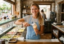 Recrutement 2026 : des tensions en recul, mais pas en cuisine Jeune vendeuse servant une boule de glace derrière le comptoir d'un glacier