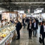 SIGEP World 2027 : dates, pays invité et ce qui attend les glaciers Hall de salon professionnel de la glace avec stands et vitrines de gelato