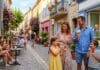 Ventes de glaces : un record en 2025, un printemps 2026 en forte hausse Clients achetant des glaces en terrasse un jour d'été