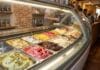 Vitrines à glace : l’Europe réexamine leurs règles d’écoconception jusqu’en 2027 Vitrine réfrigérée à glace avec bacs de glaces artisanales