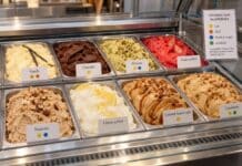 Hygiène en glacerie : tous vos employés doivent être formés, et les 8 erreurs à corriger Vitrine de glaces avec pastilles de couleur indiquant les allergènes et légende affichée